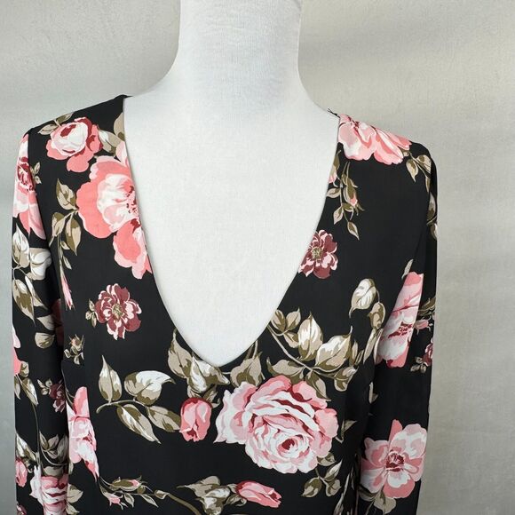 Guess Women Top Sz M Black Red Floral Print VNeck Front Waist Tie Cuffed Sleeves - Picture 2 of 9
